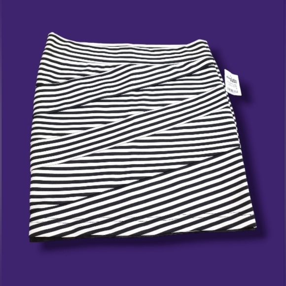 Charlotte Russe Stretchy Short Striped Juniors Size Small Black White Mini Skirt - Picture 12 of 15